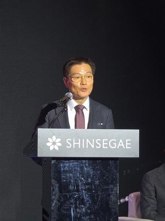 본문 이미지 - 박주형 신세계백화점 대표이사가 1일 서울 명동 포스트타워 앞 광장에서 열린 명동스퀘어 오프닝 세리머니에서 기념사를 하고 있다. 2024.11.1/뉴스1 ⓒ News1 서미선 기자