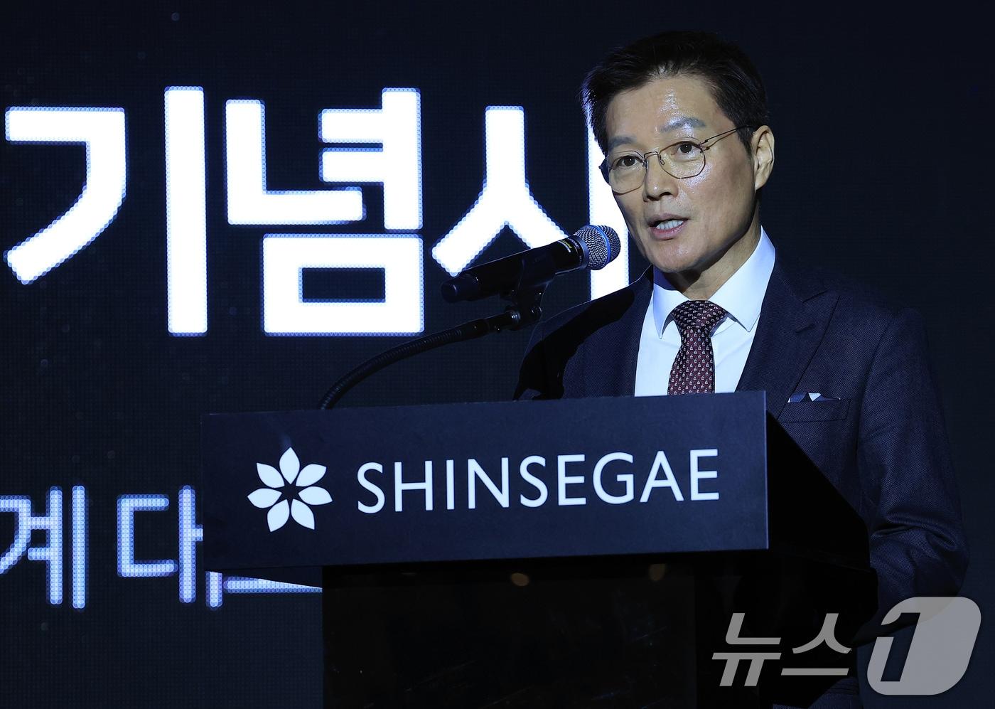 박주형 신세계 대표이사가 1일 오후 서울 중구 소공로 서울중앙우체국 앞 광장에서 열린 &#39;2024 라이트 업 서울, 코리아&#39; 명동스퀘어 오프닝 행사에서 기념사를 하고 있다.  2024.11.1/뉴스1 ⓒ News1 박정호 기자