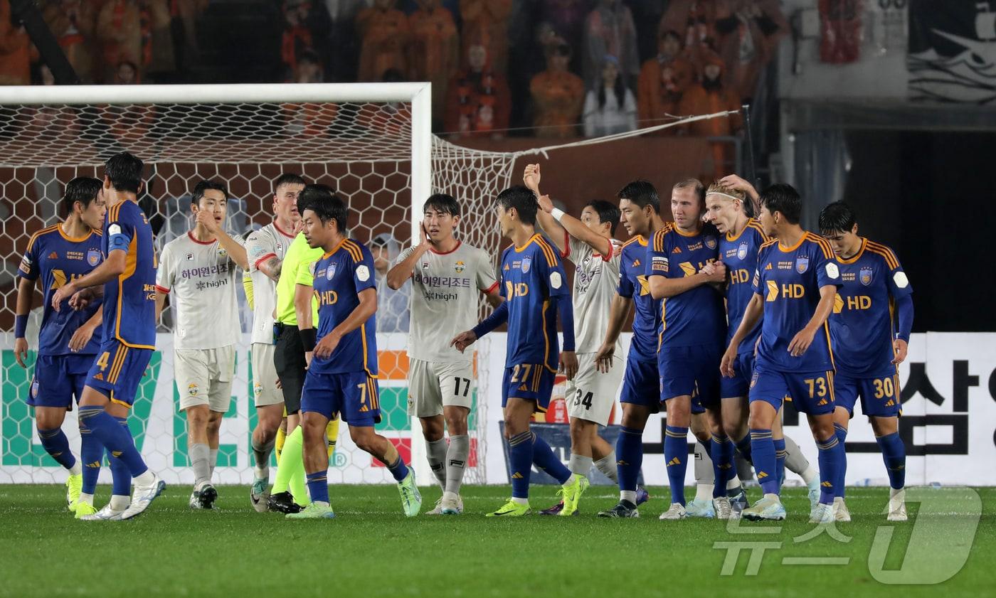 본문 이미지 - 1일 오후 7시 30분 울산종합운동장에서 하나은행 k리그1 2024 36라운드 강원FC와의 경기 전반 HD현대 루빅손이 선제골을 넣은 뒤 동료들과 기쁨을 나누고 있다. 2024.11.1/뉴스1 ⓒ News1 김지혜 기자