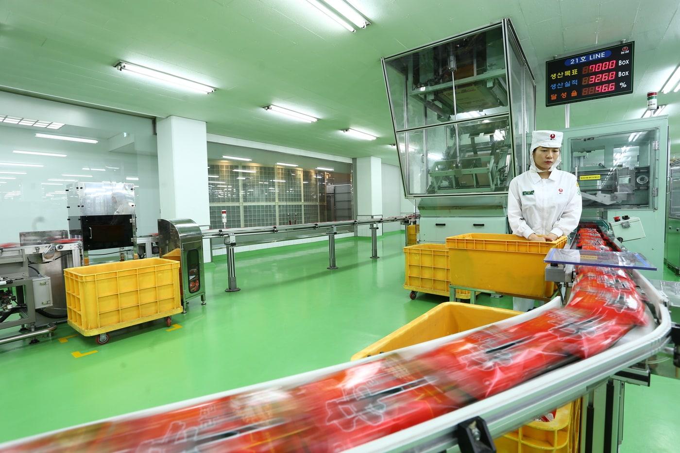 농심 구미공장에서 신라면이 생산되고 있는 모습(농심 제공).