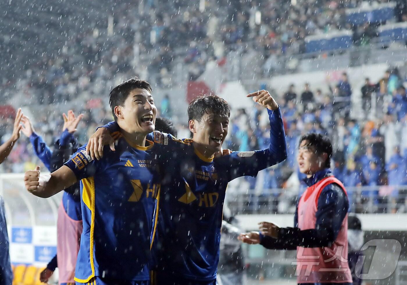 본문 이미지 - 1일 오후 7시 30분 울산종합운동장에서 하나은행 k리그1 2024 36라운드 강원FC와의 경기 후반 HD현대 주민규가 팀 두 번째 골을 넣은 뒤 이청용과 함께 기쁨을 나누고 있다. 2024.11.1/뉴스1 ⓒ News1 김지혜 기자