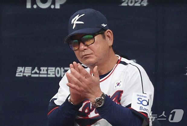 본문 이미지 - 1일 오후 서울 구로구 고척스카이돔에서 열린 '2024 K-BASEBALL SERIES' 대한민국 야구 대표팀과 쿠바 대표팀의 평가전, 8회초 대한민국 대표팀 류중일 감독이 박수를 보내고 있다. 2024.11.1/뉴스1 ⓒ News1 장수영 기자