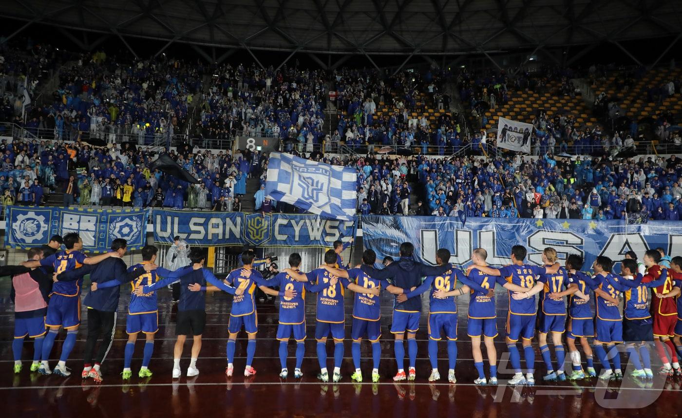 본문 이미지 - 1일 울산종합운동장에서 열린 프로축구 하나은행 K리그1 2024 울산 HD와 강원FC의 경기에서 2대1로 승리하며 3년 연속 K리그1 정상에 오른 울산 HD 선수단이 서포터즈와 함께 우승의 기쁨을 만끽하고 있다. 2024.11.1/뉴스1 ⓒ News1 김지혜 기자