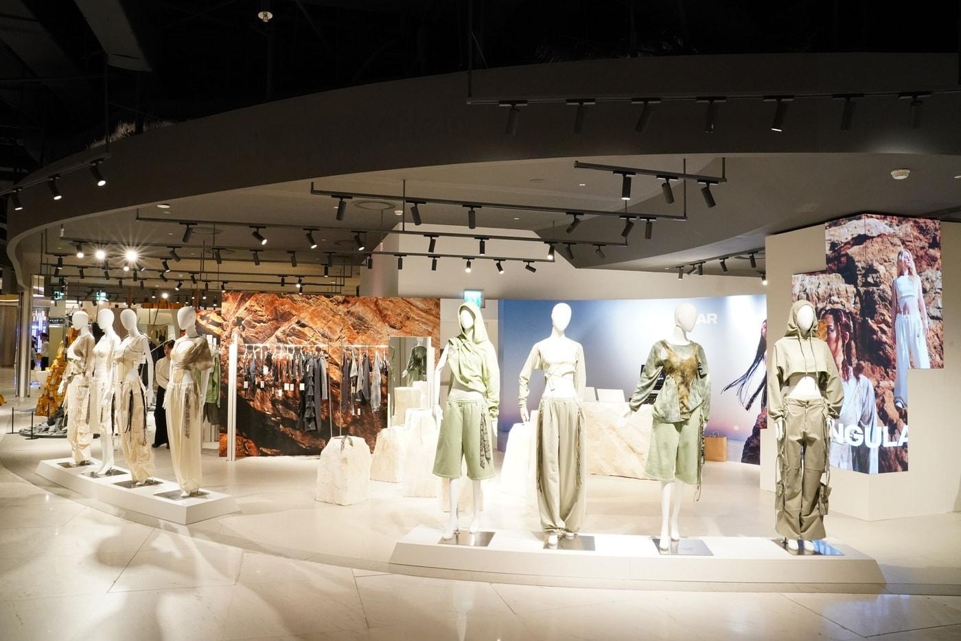 롯데면세점은 원밀리언 댄스 스튜디오와 협업해 첫 패션 브랜드 '싱귤러'(SINGULAR)를 선보이고 잠실 롯데월드몰에서 팝업스토어를 운영하는 등 신사업 추진에 나섰다.(롯데면세점 제공)