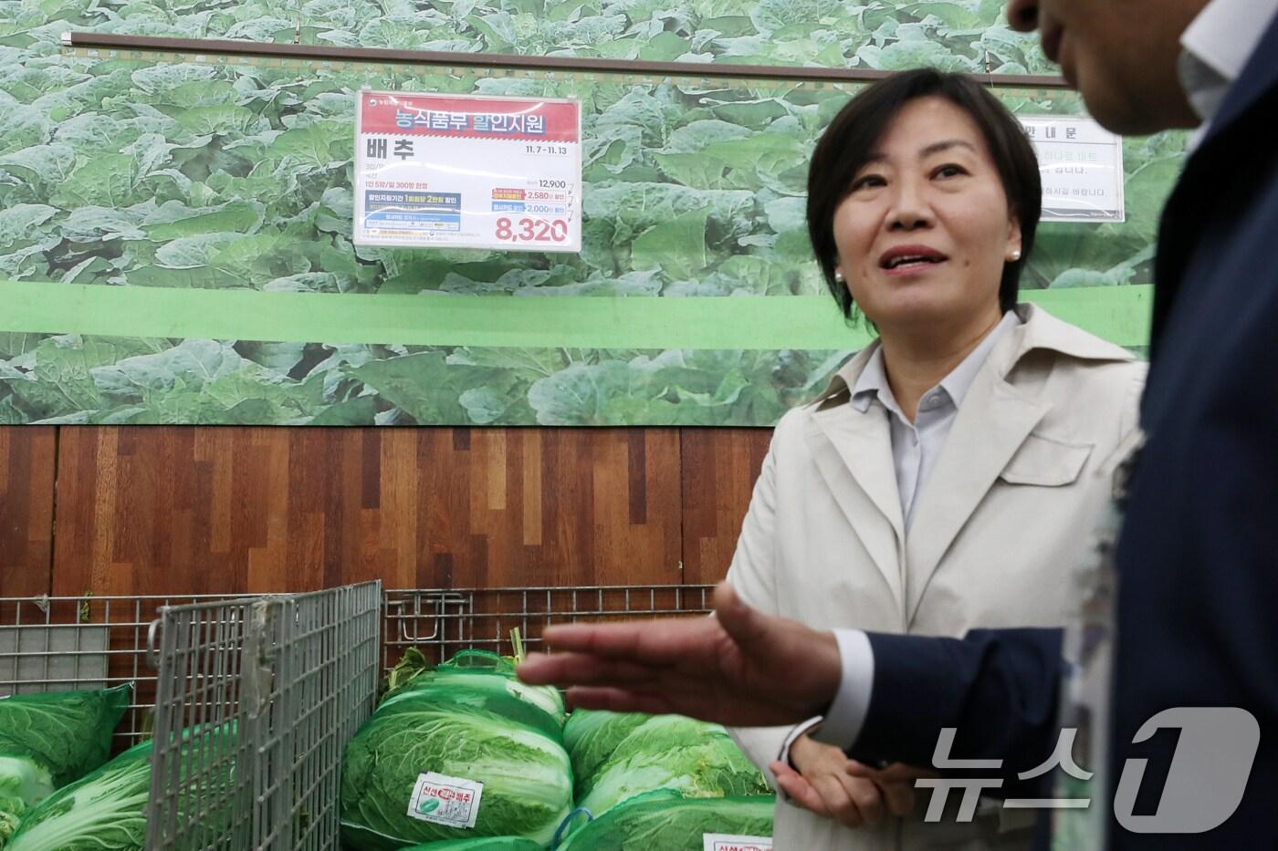 송미령 농림축산식품부 장관이 김장재료 수급상황 현장점검을 위해 배추 등을 살펴보고 있다. ⓒ News1 이승배 기자