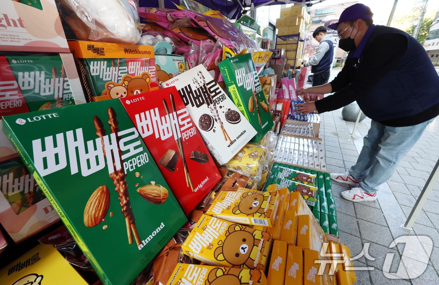 10일 서울 강남구 한 편의점에서 빼빼로데이&#40;11월 11일&#41;를 앞두고 직원들이 각종 빼빼로과자를 진열하고 있다. 2024.11.10/뉴스1 ⓒ News1 김명섭 기자