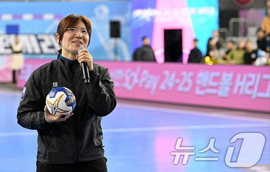 본문 이미지 - 장미란 문화체육관광부 제2차관이 10일 서울 송파구 올림픽핸드볼경기장에서 열린 2024-2025 핸드볼 H리그 개막식에서 시구에 앞서 인사말을 하고 있다. (문화체육관광부 제공) 2024.11.10/뉴스1 ⓒ News1 박지혜 기자