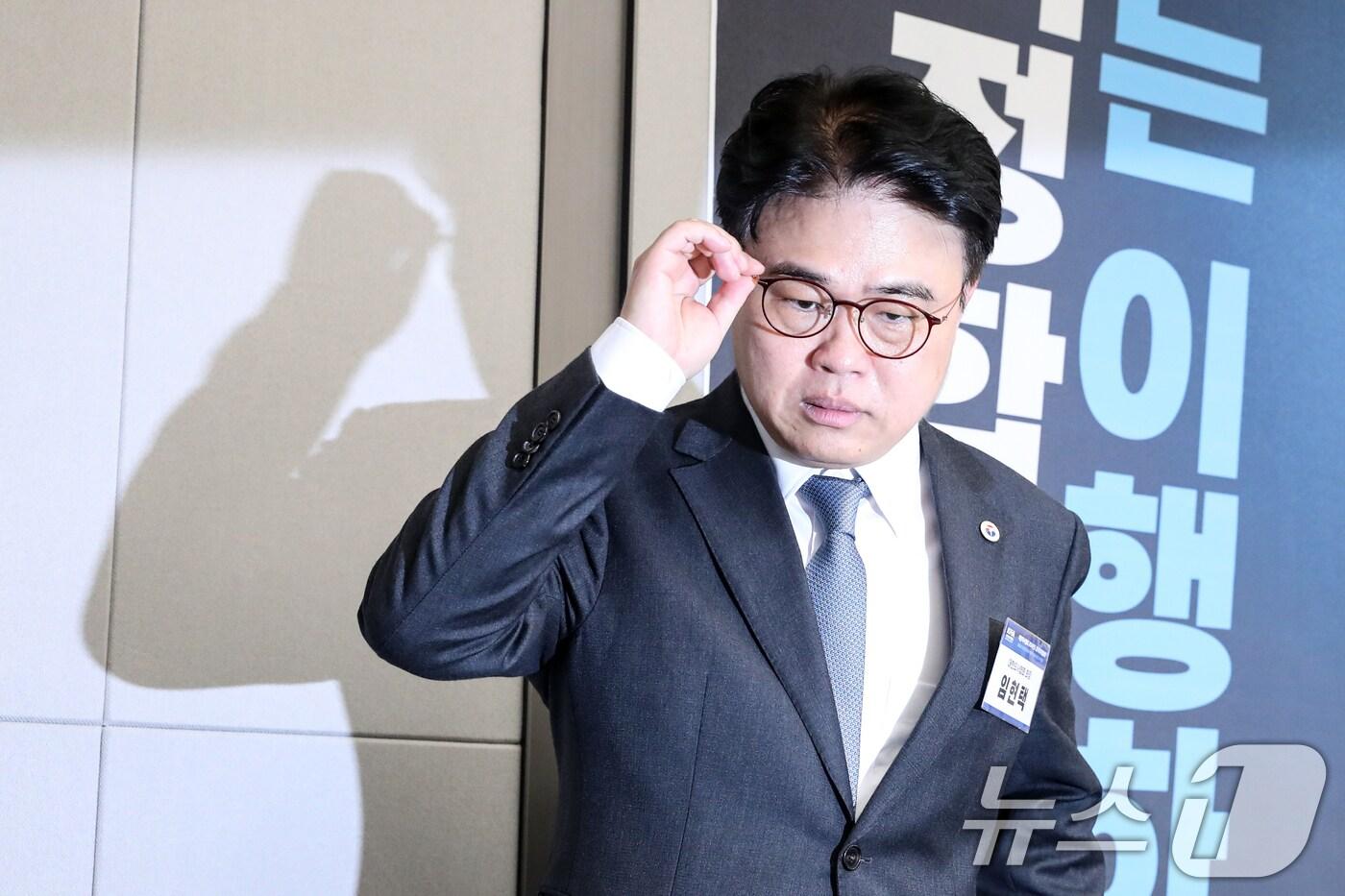 임현택 전 대한의사협회장이 서울 용산구 대한의사협회에서 열린 긴급 임시 대의원 총회에서 착석하고 있다.  2024.11.10/뉴스1 ⓒ News1 이승배 기자