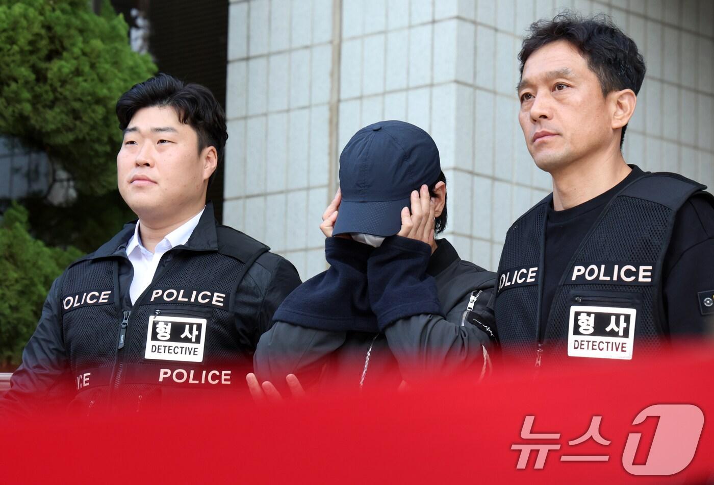 강서구 오피스텔 살인 피의자 A씨가 10일 오후 서울 양천구 서울남부지방법원에서 구속 전 피의자 심문&#40;영장실질심사&#41;을 마치고 이동하고 있다. 2024.11.10/뉴스1 ⓒ News1 김명섭 기자