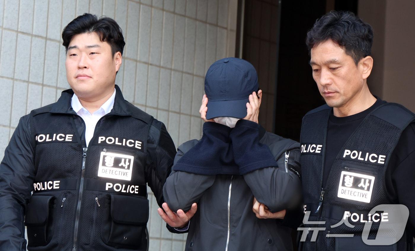 강서구 오피스텔 살인 피의자 김 모 씨가 10일 오후 서울 양천구 서울남부지방법원에서 구속 전 피의자 심문&#40;영장실질심사&#41;을 마치고 이동하고 있다. 2024.11.10/뉴스1 ⓒ News1 김명섭 기자