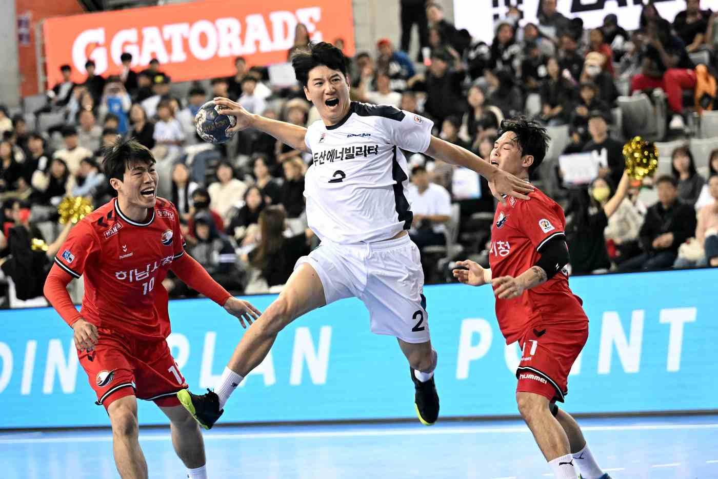  두산이 H리그 개막전서 하남시청을 제압했다.(H리그 제공)