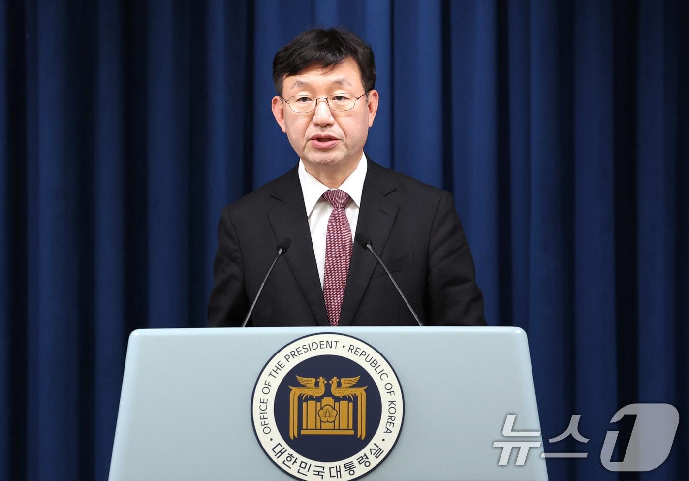 본문 이미지 - 성태윤 대통령실 정책실장이 10일 서울 용산 대통령실 브리핑룸에서 대외여건 변화에 따른 경제·안보 점검회의 관련 브리핑을 하고 있다. 2024.11.10/뉴스1 ⓒ News1 박지혜 기자