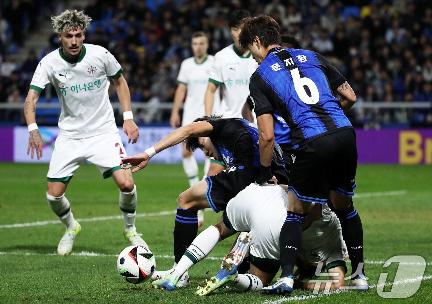 본문 이미지 - 10일 오후 인천 중구 인천축구전용경기장에서 열린 '프로축구 하나은행 K리그1 2024 37라운드' 인천 유나이티드와 대전 하나시티즌의 경기에서 양팀 선수들이 치열한 볼 다툼을 벌이고 있다. 2024.11.10/뉴스1 ⓒ News1 오대일 기자
