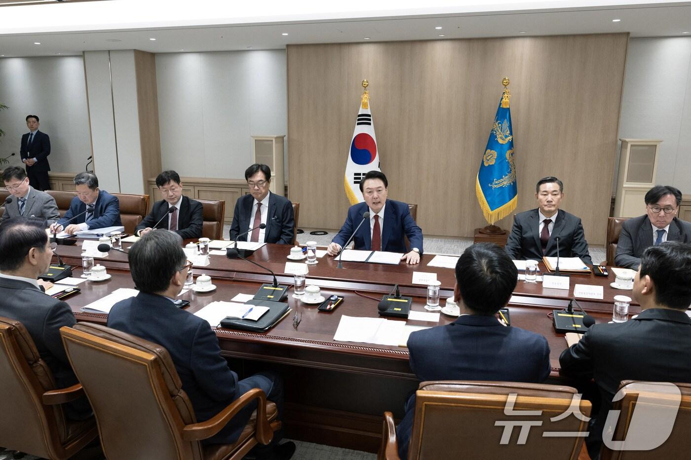 본문 이미지 - 윤석열 대통령이 10일 서울 용산 대통령실에서 대외여건 변화에 따른 경제·안보 점검회의를 주재하고 있다. 이번 회의는 새로 출범할 트럼프 2기 행정부의 정책 변화를 살피고 선제 대응 방안을 마련하기 위해 소집됐다. (대통령실 제공) 2024.11.10/뉴스1 ⓒ News1 박지혜 기자