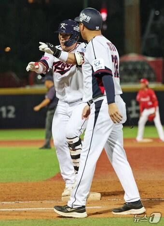 본문 이미지 - 10일(현지시간) 오후 대만 타이베이시 톈무 야구장에서 열린 대한민국 야구 국가대표팀과 대만프로야구리그 웨이치안 드래곤스의 연습경기, 9회말 승부치기를 가정한 상황에서 진행된 대한민국 공격 2사 2, 3루 상황에서 박동원이 1타점 안타를 친 뒤 아파트 세리머니 하고 있다. 2024.11.10/뉴스1 ⓒ News1 장수영 기자