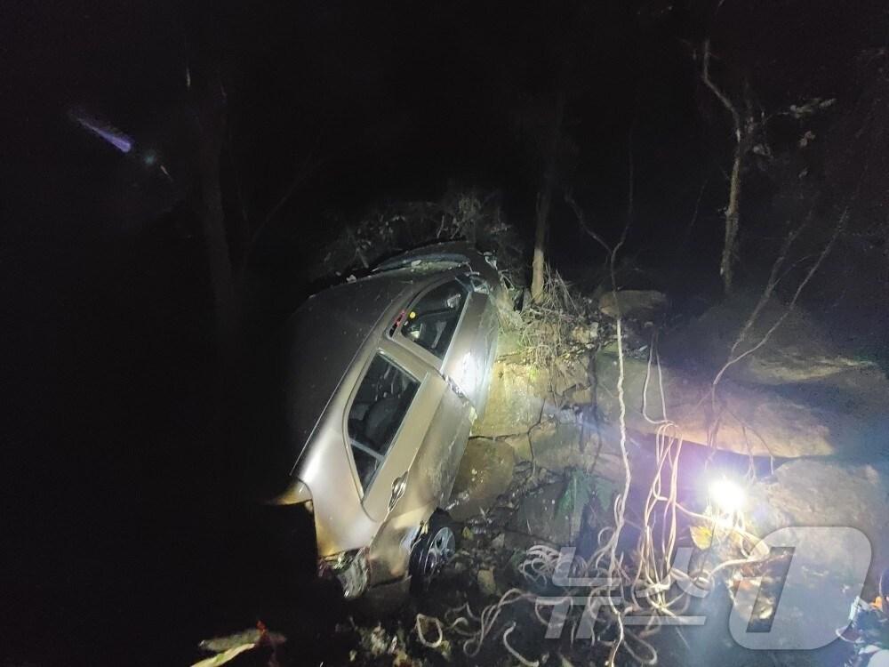 본문 이미지 - 10일 오후 5시 27분쯤 경남 합천군 가야면 죽전리 한 임도에서 모닝승용차가 약 20m 아래로 떨어졌다.(경남소방본부 제공) 