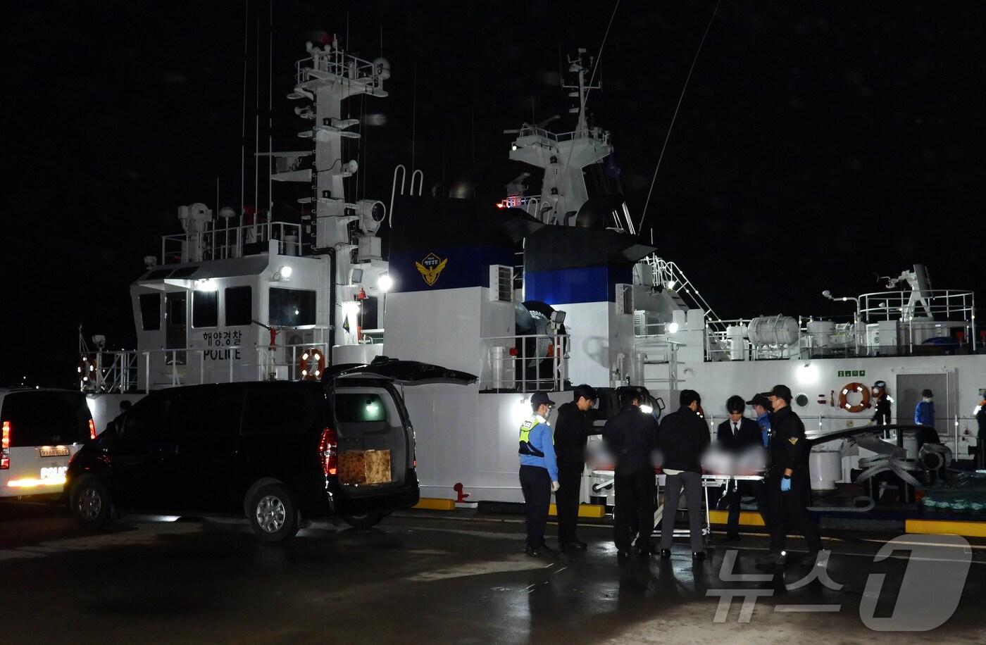 11일 오전 0시30분쯤 제주시 건입동 제주항 7부두에서 '135금성호(129톤·부산 선적)' 침몰사고 실종자로 추정되는 시신 1구가 차량으로 옮겨지고 있다.2924.11.10./뉴스1 ⓒ News1 오미란 기자