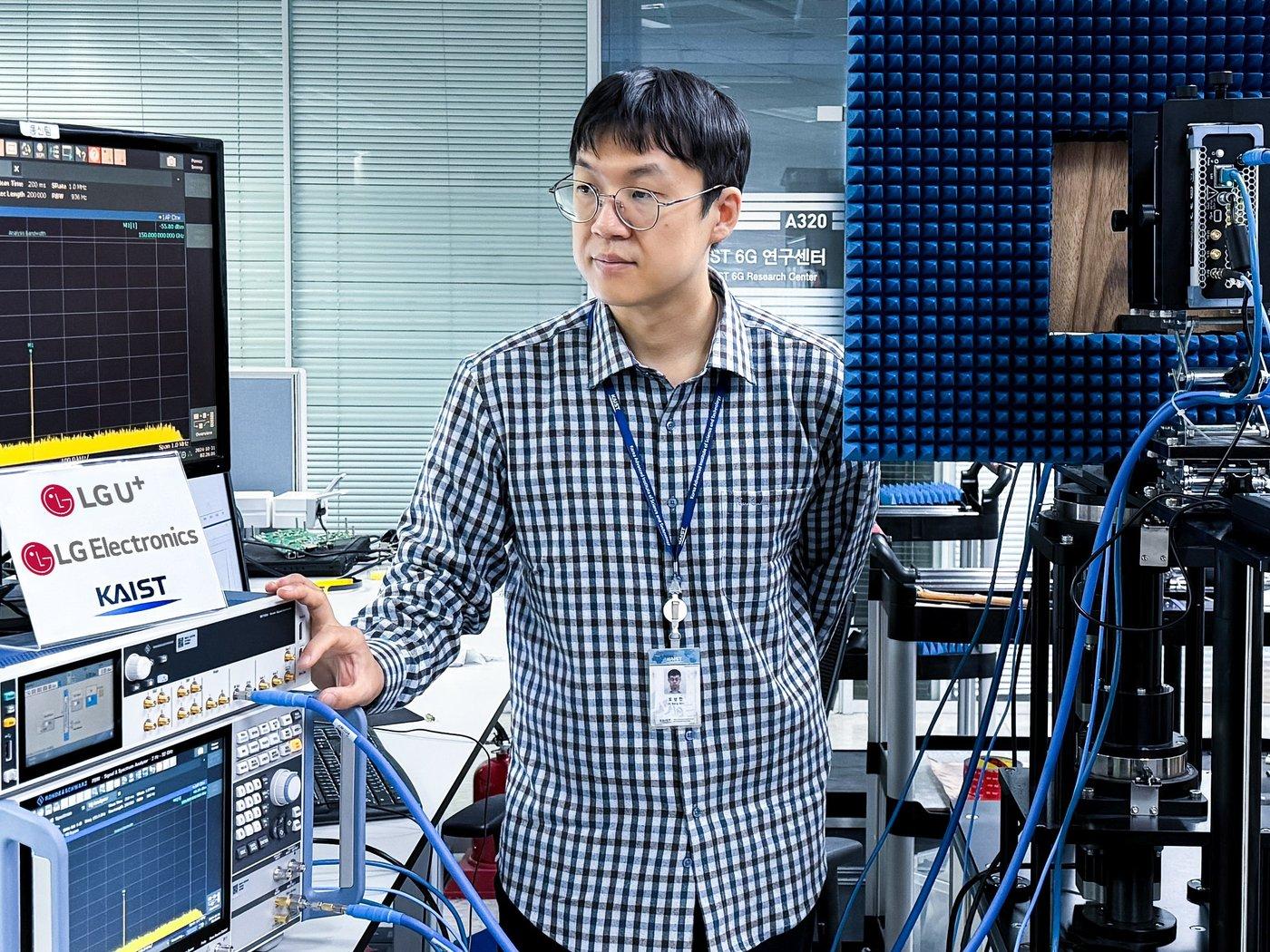 본문 이미지 - LG전자-한국과학기술원&#40;KAIST&#41; 6G 연구센터 소속 연구원이 6G 후보 주파수 대역의 전파를 통한 신호를 측정하고 있는 모습.&#40;LG유플러스 제공&#41;