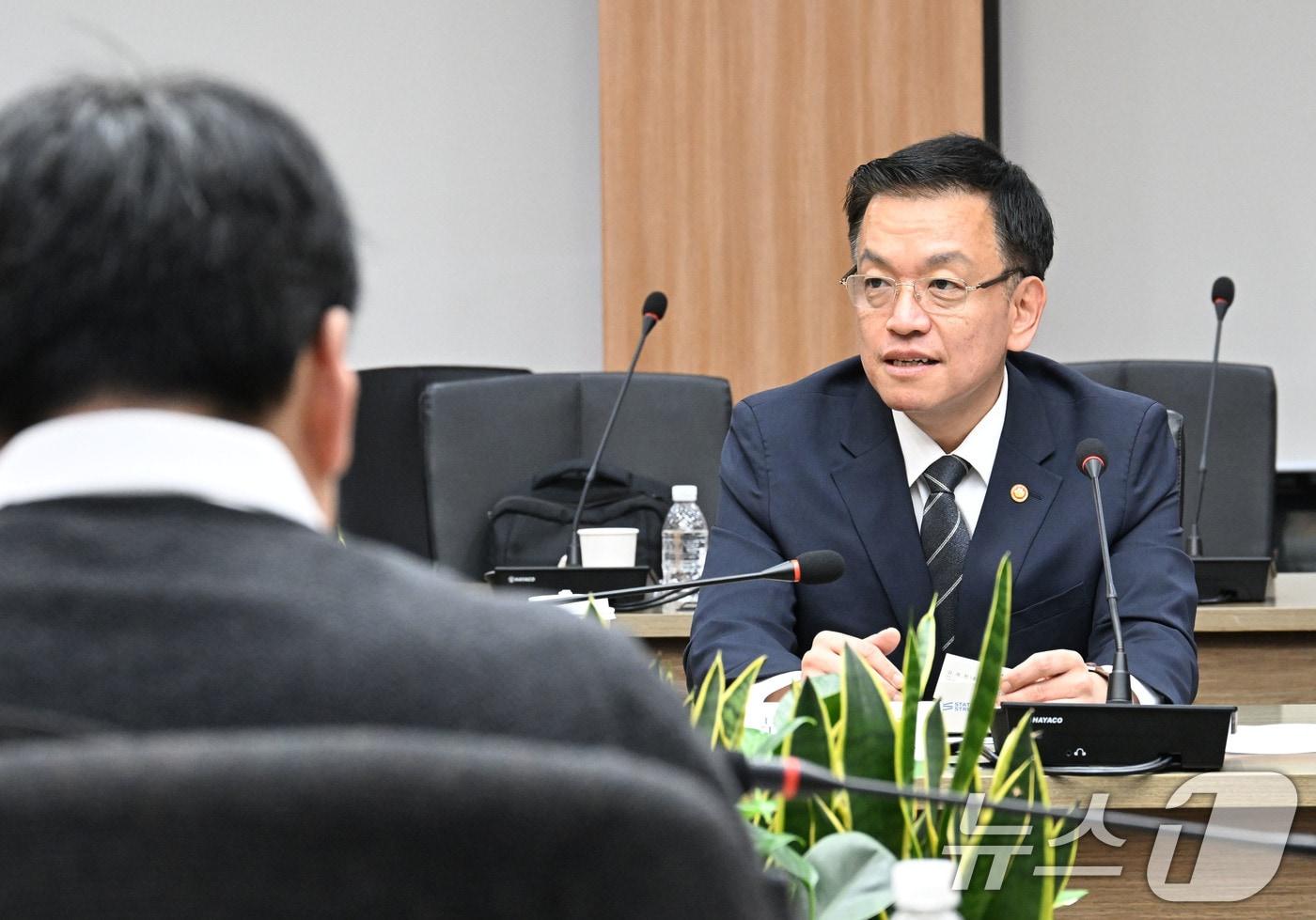 본문 이미지 - 최상목 경제부총리 겸 기획재정부 장관이 11일 서울 영등포구 한국수출입은행에서 열린 '제7차 대외경제자문회의'에서 모두발언을 하고 있다. (기획재정부 제공) 2024.11.11/뉴스1