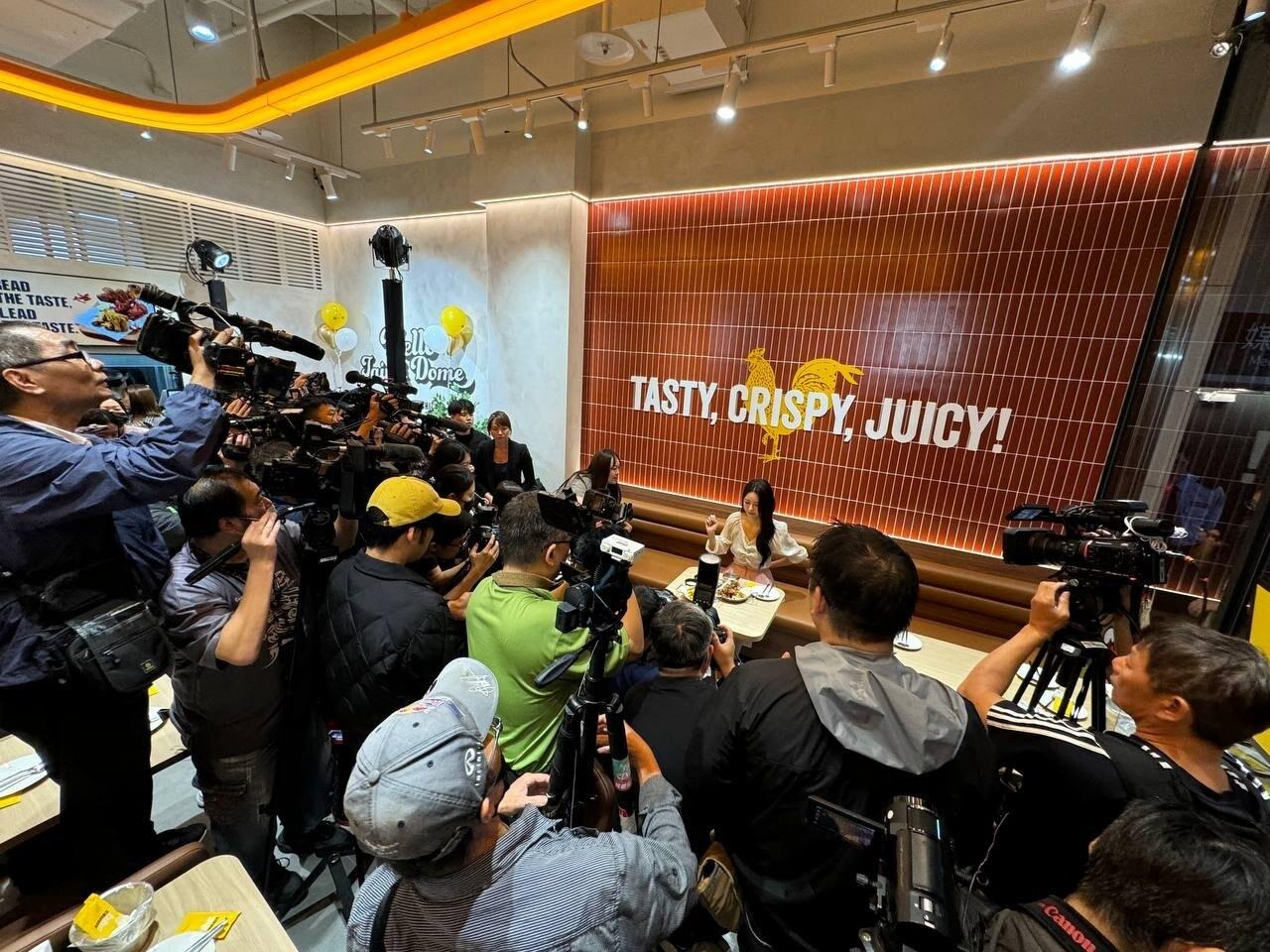 본문 이미지 - 지난 8일, bhc 치킨 대만 1호점 오픈 세리머니에서 한국의 인기 치어리더이자 대만 프로야구팀에서 활동 중인 이아영이 1일 점장으로 참여했다.(다이닝브랜즈그룹 제공)