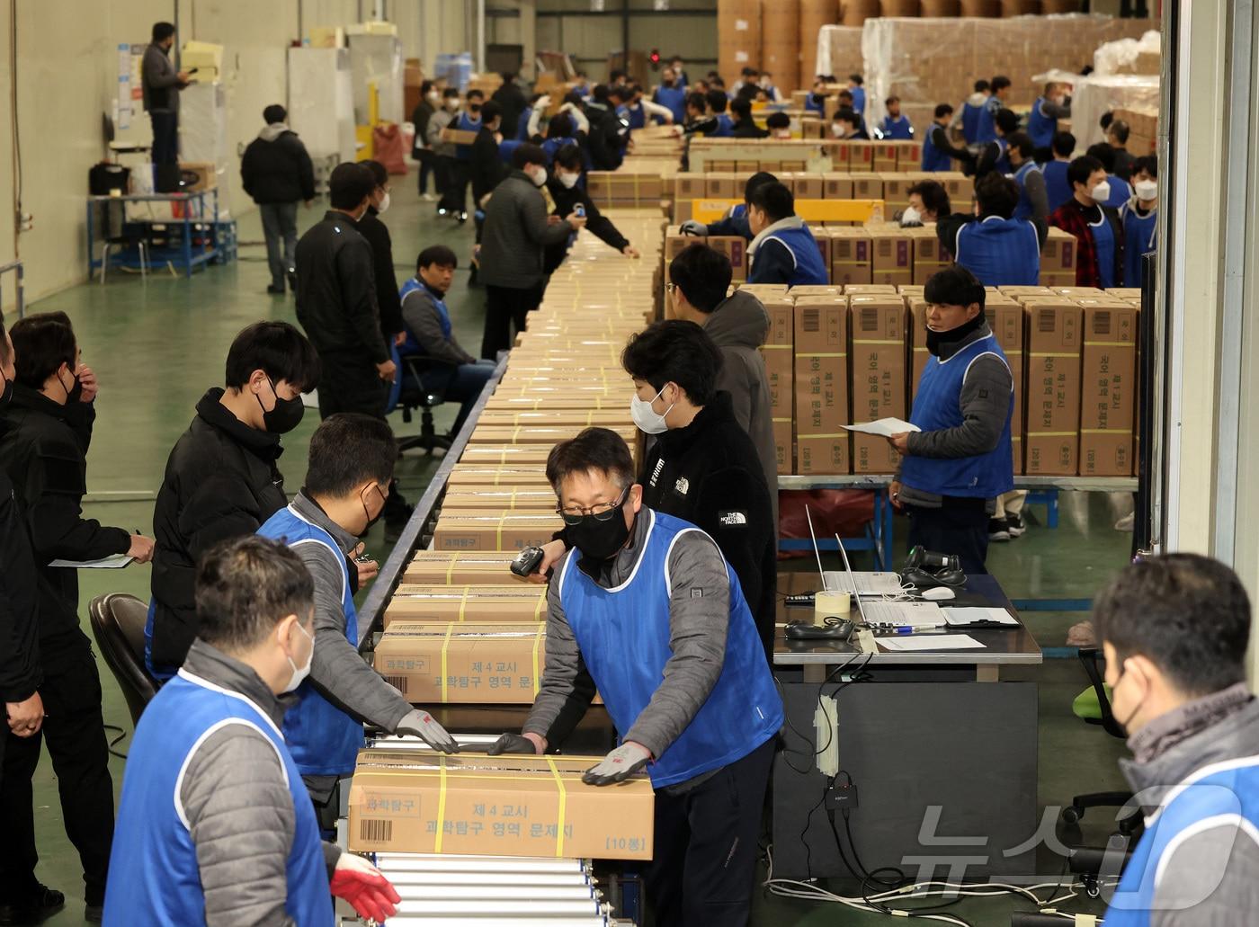 본문 이미지 - 지난해 11월 2025학년도 대학수학능력시험일을 사흘 앞둔 세종시 한 인쇄공장에서 수능시험 문답지가 전국 시험지구로 배부되고 있다. &#40;공동취재&#41; 2024.11.11/뉴스1 ⓒ News1 김기남 기자