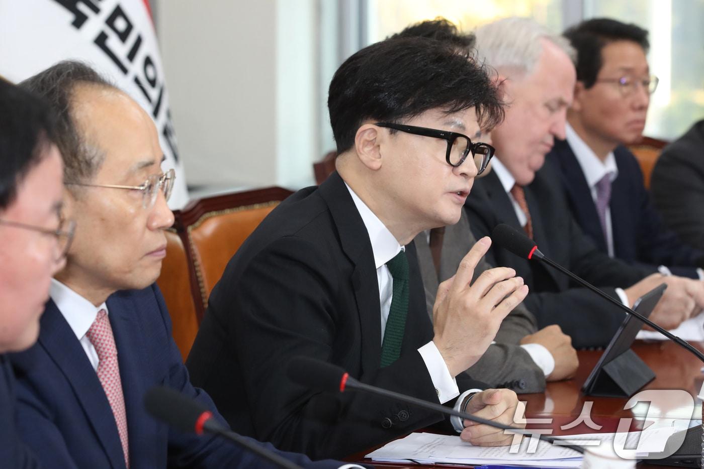 본문 이미지 - 한동훈 국민의힘 대표가 11일 오전 서울 여의도 국회에서 열린 최고위원회의에서 모두발언을 하고 있다. 2024.11.11/뉴스1 ⓒ News1 이광호 기자