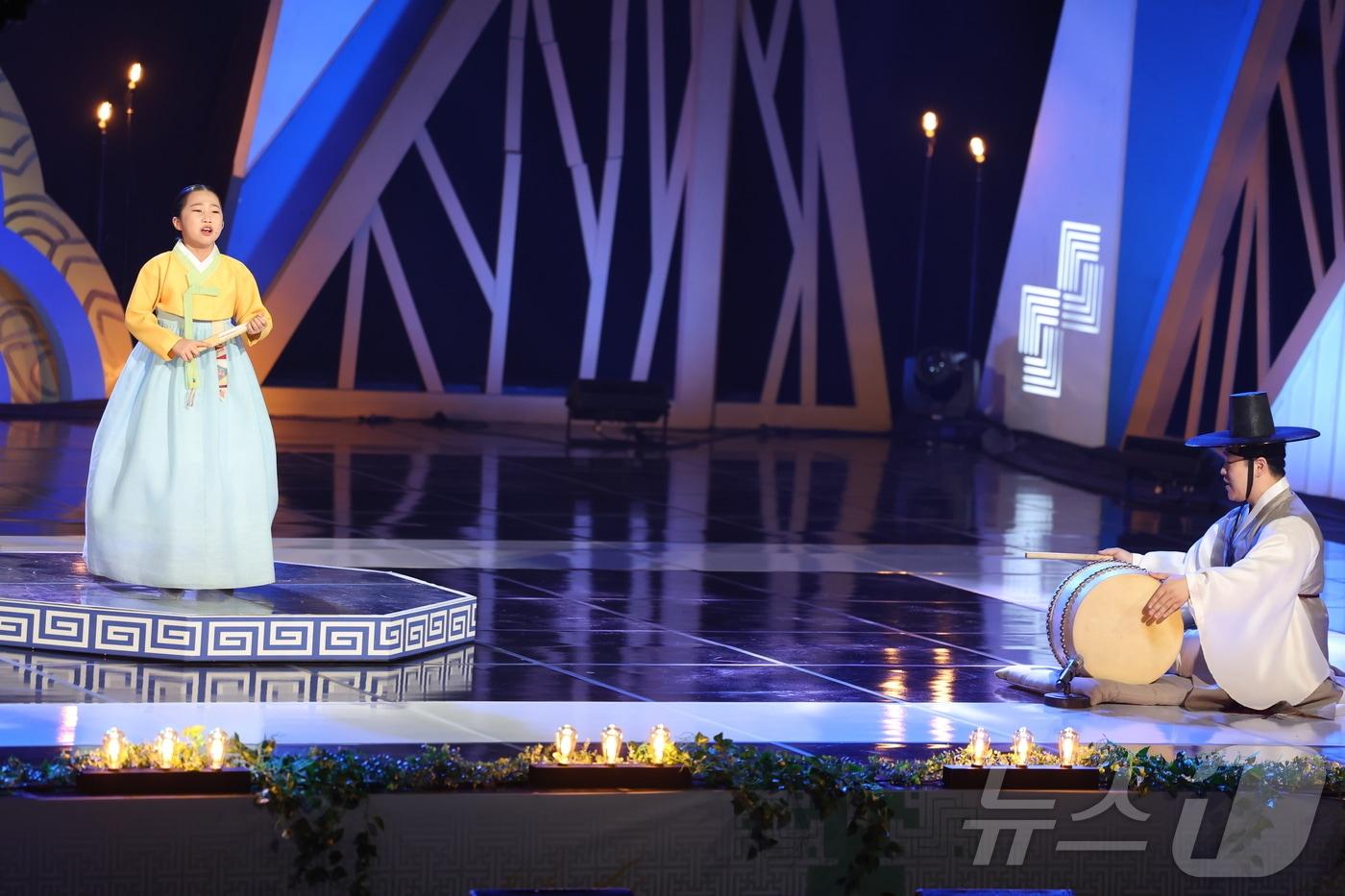  ‘제37회 전국 어린이 판소리 왕중왕 대회’에서 인천 첨단초등학교 김가영 어린이가 '적벽가中 새타령'을 열창, 대상을 차지했다.(고창군 제공)2024.11.10/뉴스1 