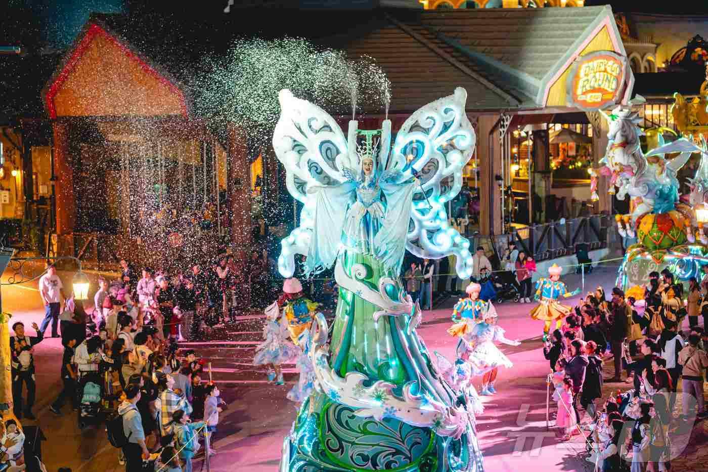 본문 이미지 - 롯데월드 어드벤처 부산의 지난해 겨울 시즌 퍼레이드 현장(롯데월드 부산 제공)