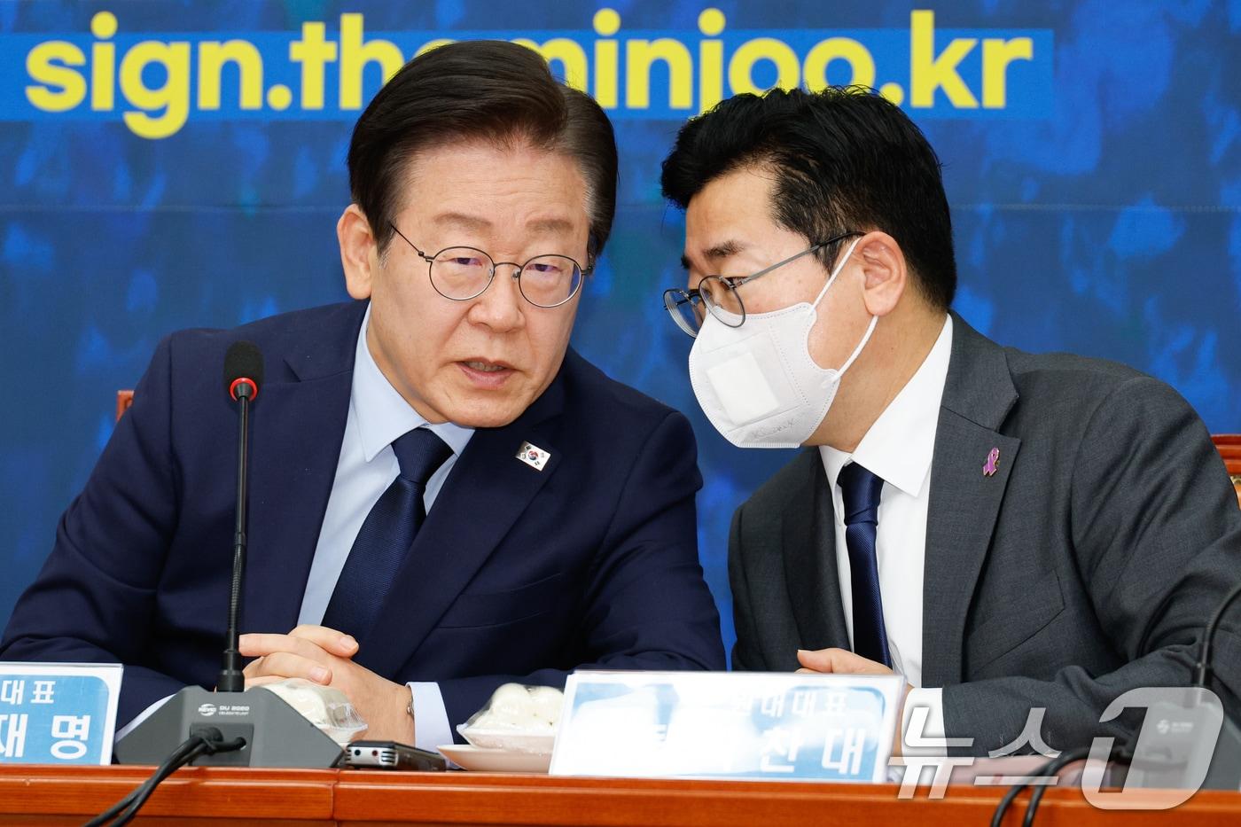 본문 이미지 - 이재명 더불어민주당 대표(왼쪽)와 박찬대 원내대표가 11일 오전 서울 여의도 국회에서 열린 최고위원회의에 참석해 대화하고 있다. 2024.11.11/뉴스1 ⓒ News1 안은나 기자