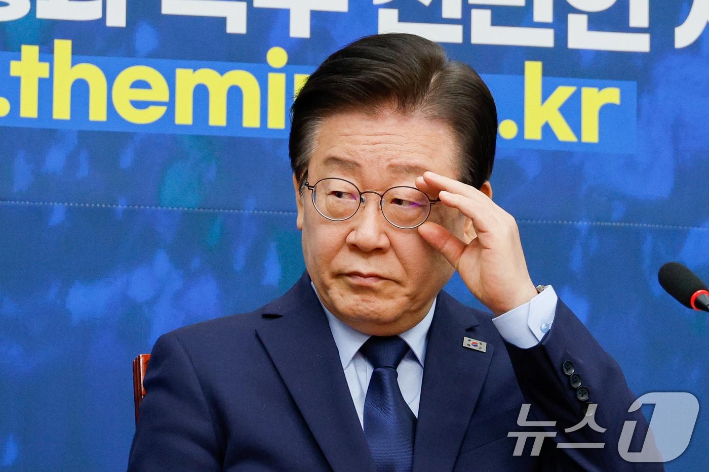 본문 이미지 - 이재명 더불어민주당 대표가 11일 오전 서울 여의도 국회에서 열린 최고위원회의에서 김민석 최고위원 발언을 들으며 안경을 고쳐쓰고 있다. 2024.11.11/뉴스1 ⓒ News1 안은나 기자