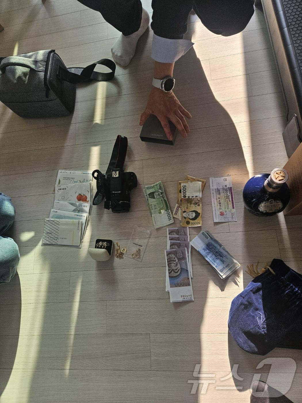 본문 이미지 - 제주시가 수도권에 거주하는 고액·상습 체납자에 대해 가택수색을 진행, 현금과 귀금속 등을 압류했다고 11일 밝혔다./뉴스1 