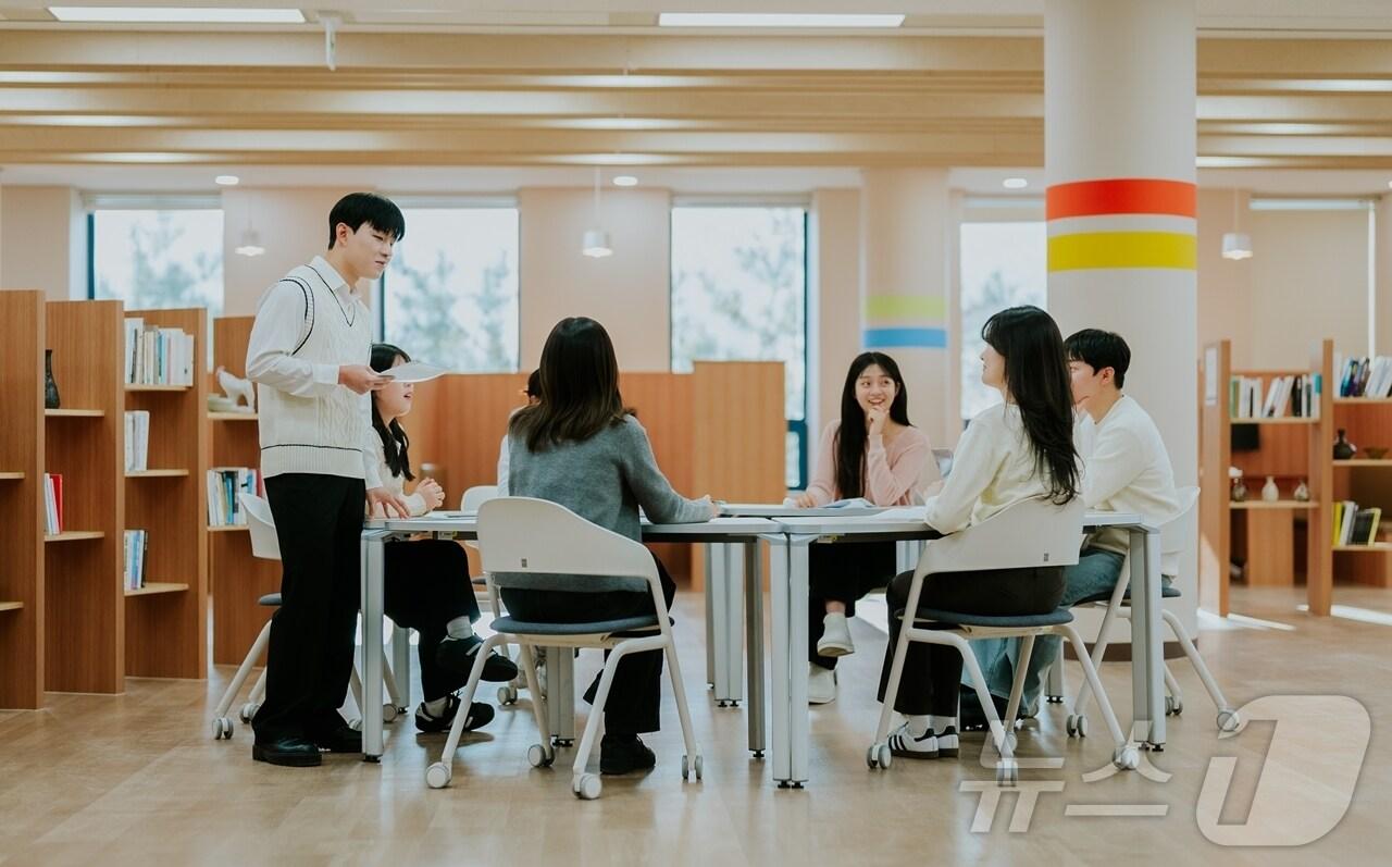 본문 이미지 - 단국대 학생들이 토론을 하고 있는 모습.(단국대 제공)