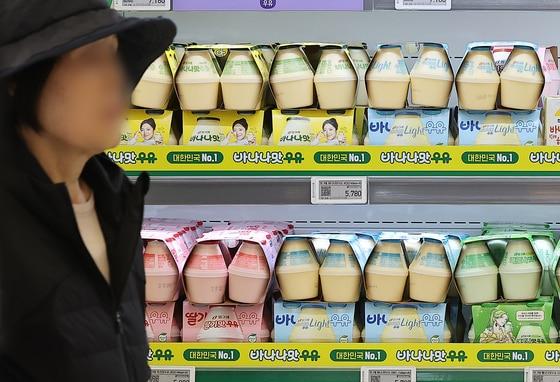 본문 이미지 - 서울 시내 한 대형마트에 진열된 빙그레 &#39;바나나맛우유&#39;. 2024.11.11/뉴스1 ⓒ News1 김진환 기자