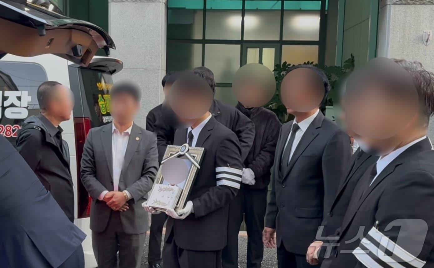 본문 이미지 - 11일 경남 통영시 한 장례식장에서 금성호 침몰 사고로 숨진 한 모 씨의 발인식이 진행되고 있다.2024.11.11/뉴스1 강미영기자