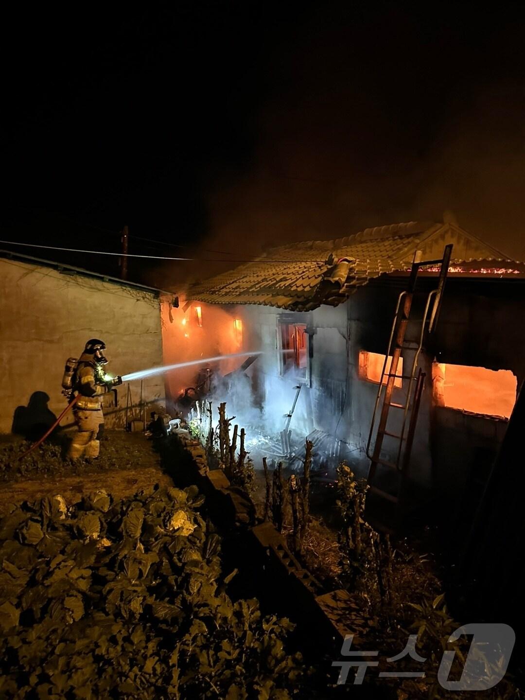 본문 이미지 - 11일 오전 1시 51분쯤 창원시 마산합포구 진전면의 한 단독주택에서 불이 나 신고를 받고 출동한 소방대원이 진화하고 있다.(창원소방본부 제공)
