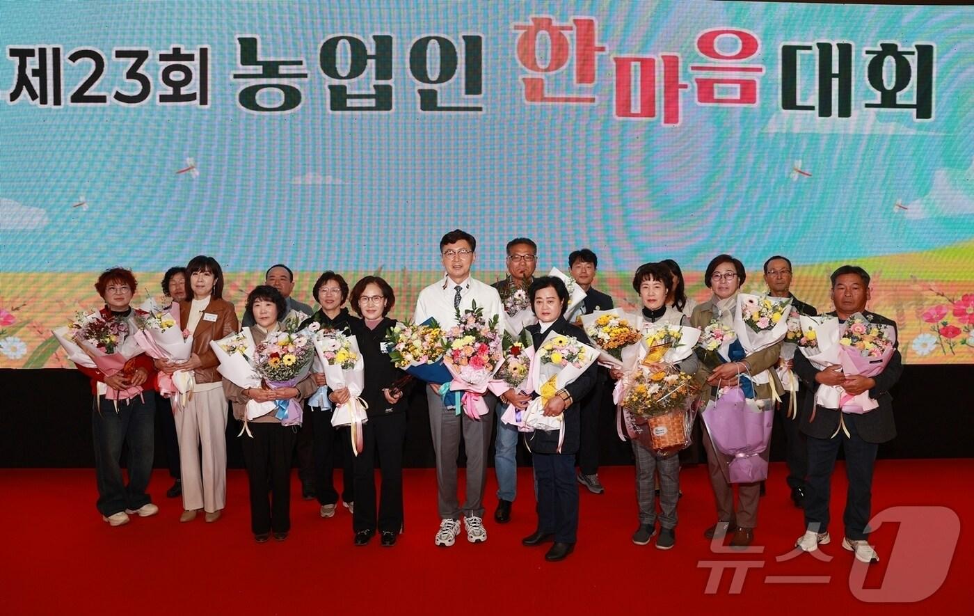 본문 이미지 - 전남 보성군은 최근 열린 제23회 농업인한마음 대회에서 우수농업인 표창을 수여하고 단체 기념사진을 찍고 있다.(보성군 제공)2024.11.11/뉴스1