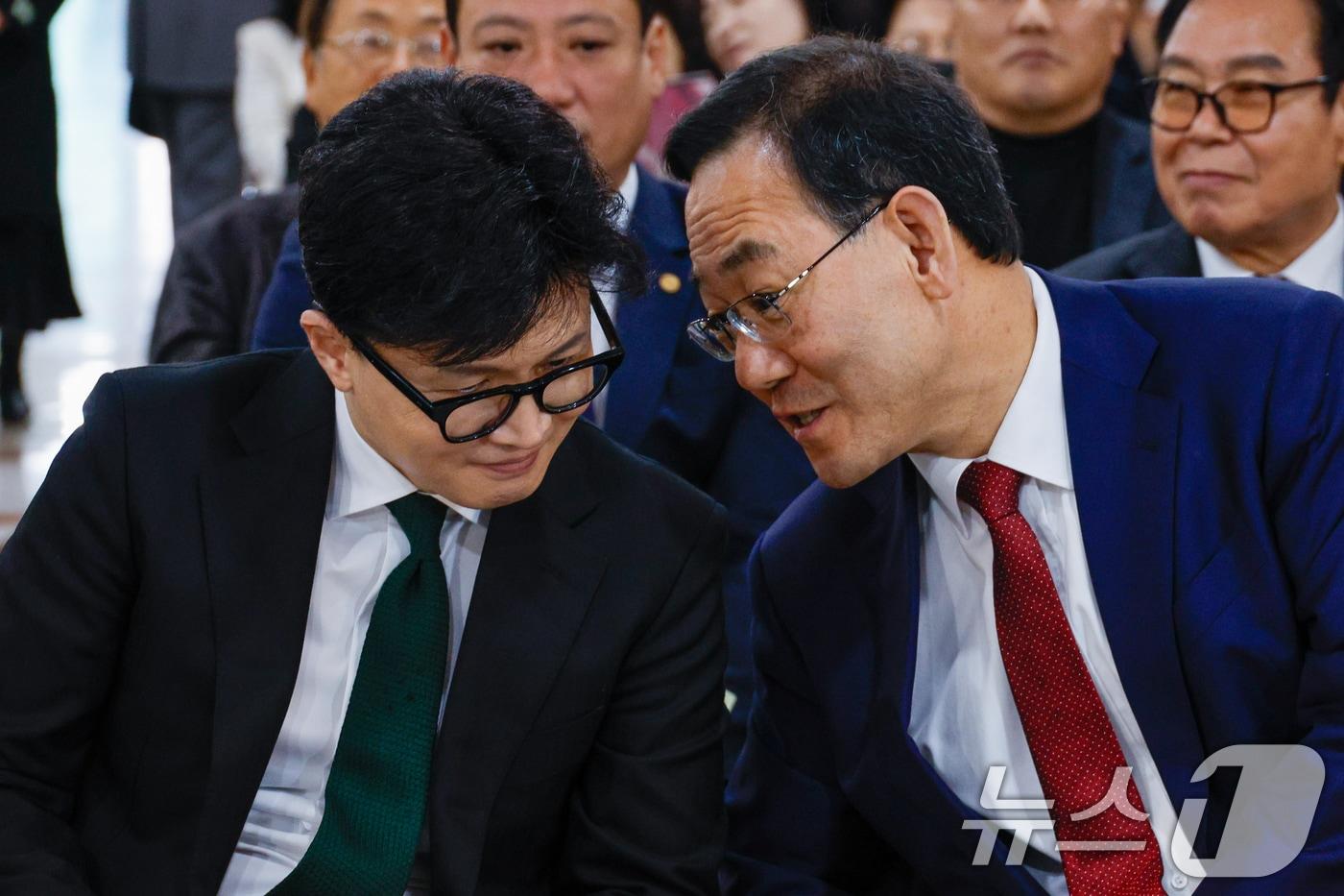 본문 이미지 - 2024년 11월 11일 당시 한동훈 국민의힘 대표(왼쪽)와 주호영 국회 부의장이 서울 여의도 국회의원회관에서 열린 박정희 대통령 사진전 '박정희 다시보기'에서 대화하고 있는 모습. 2024.11.11 ⓒ 뉴스1 안은나 기자