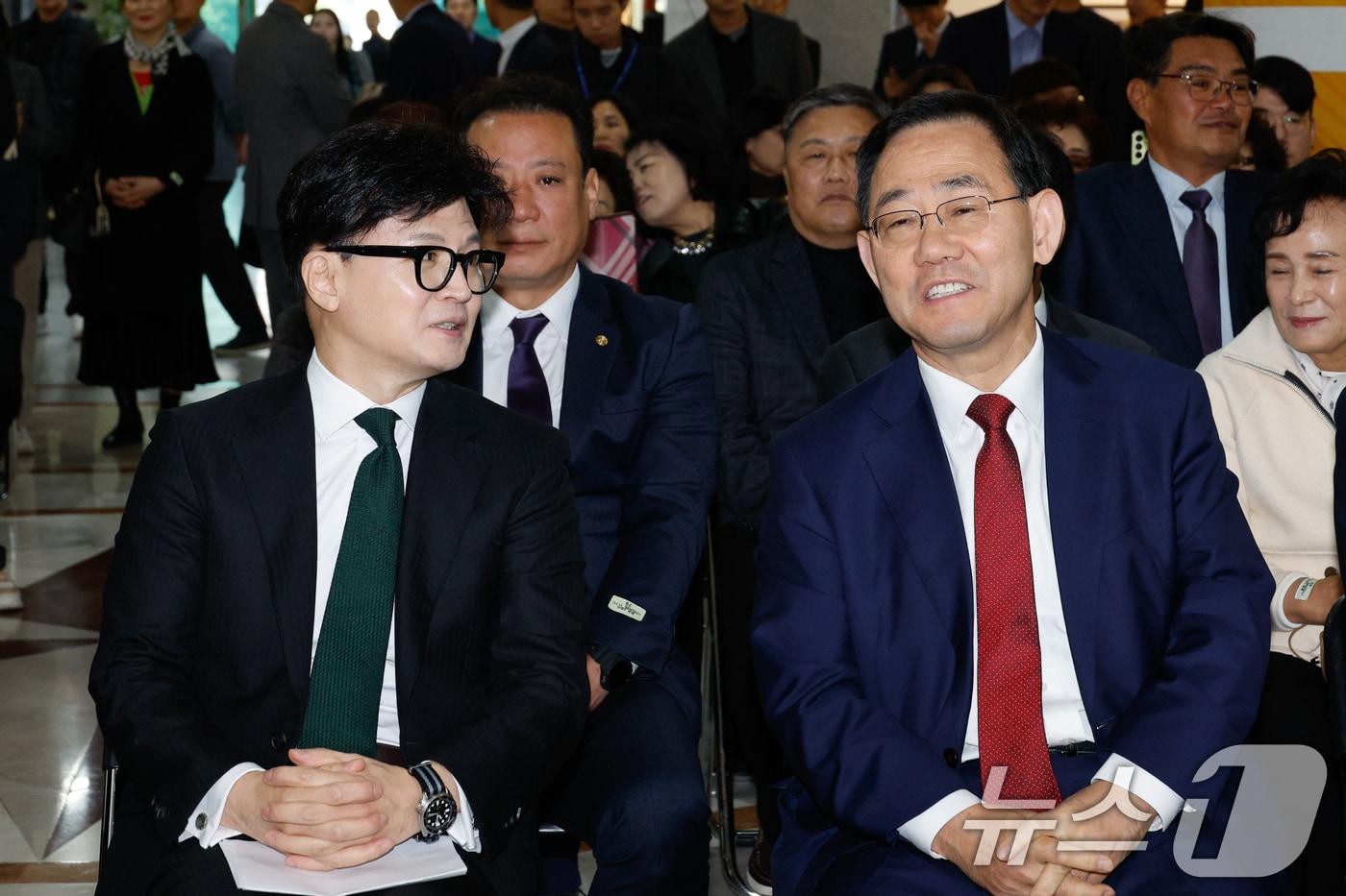 본문 이미지 - 2024년 11월 한동훈 당시 국민의힘 대표(왼쪽)와 주호영 국회 부의장. 2024.11.11 ⓒ 뉴스1 안은나 기자