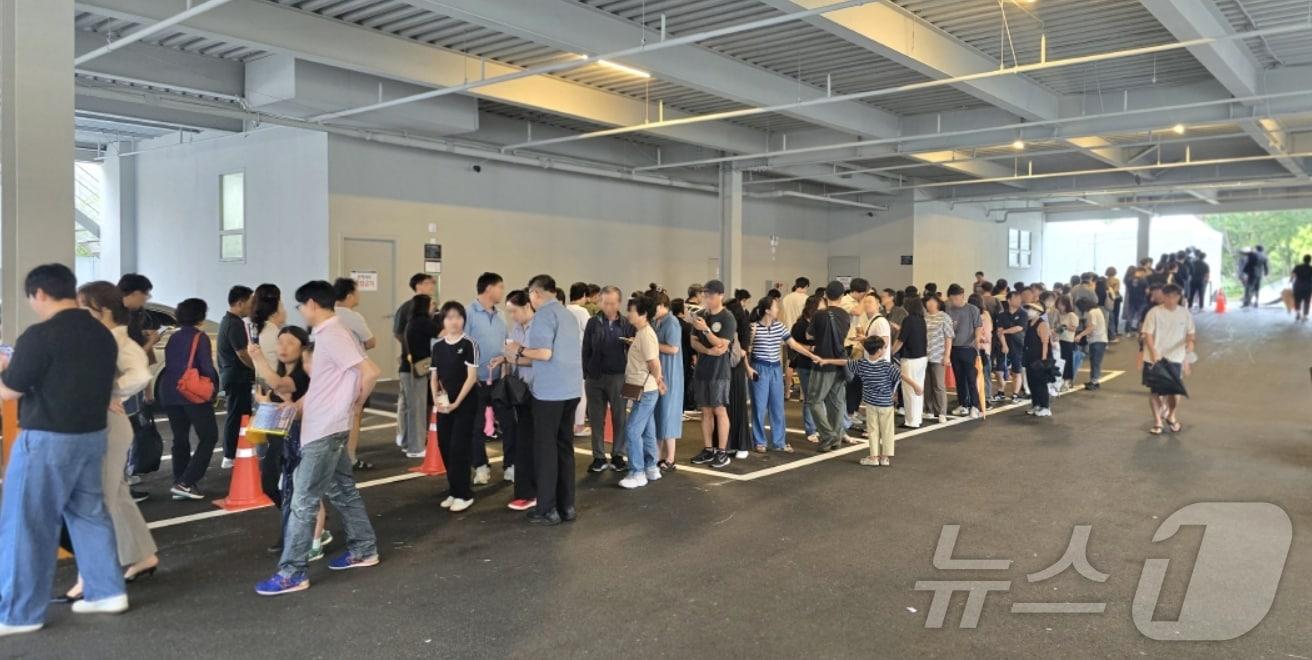 본문 이미지 - 'e편한세상명덕역퍼스트마크' 견본주택이 지난 9월27일 문을 연 이후 3일간 모두 1만5000명이 다녀가며 수요자들의 뜨거운 관심을 받았다.(DL이앤씨 제공)