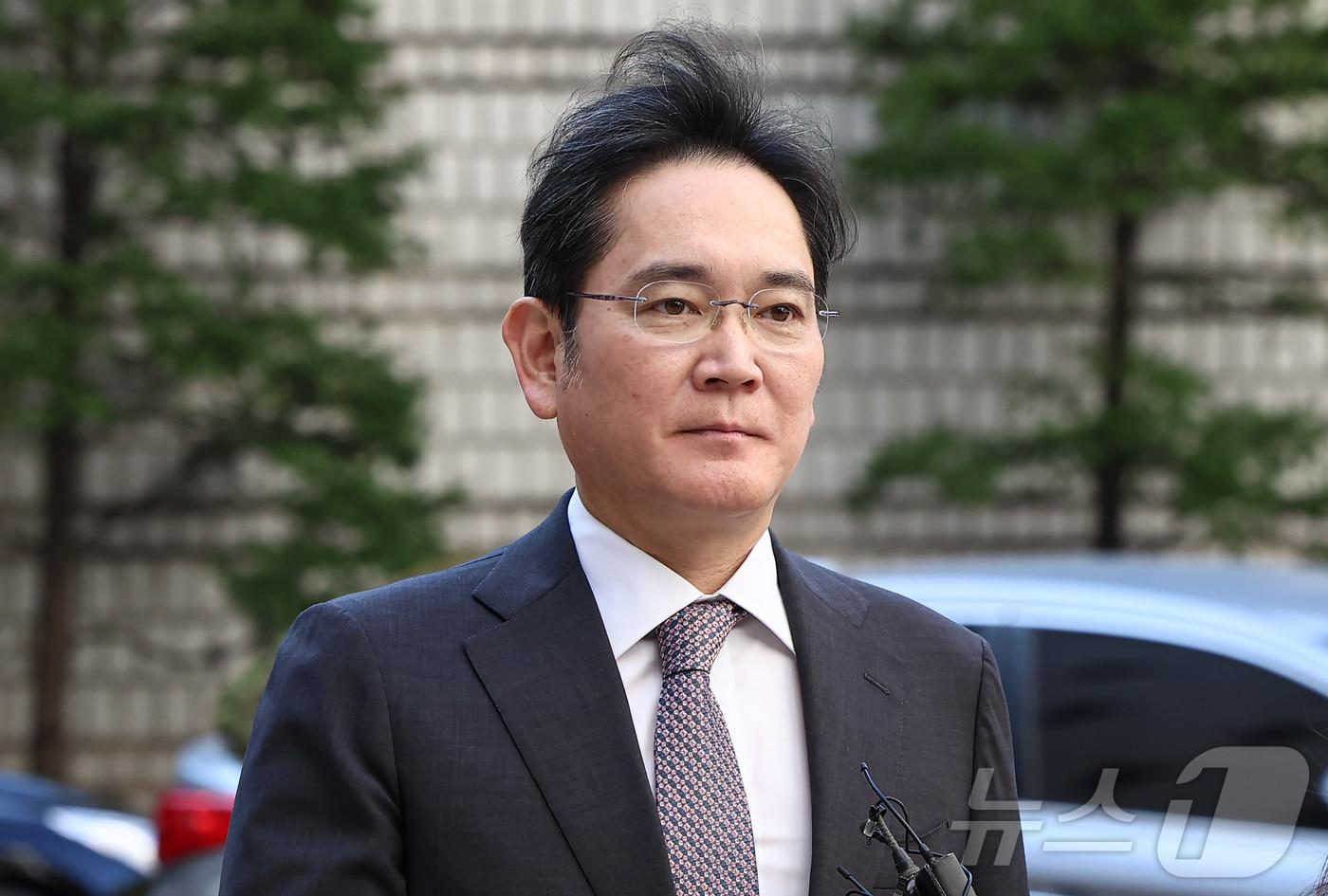 이재용 삼성전자 회장이 11일 오후 서울 서초구 서울고등법원에서 열린 자본시장과 금융투자업에 관한 법률 위반(부정거래 행위·시세조종) 등 항소심 공판에 출석하고 있다. 2024.11.11/뉴스1 ⓒ News1 김도우 기자