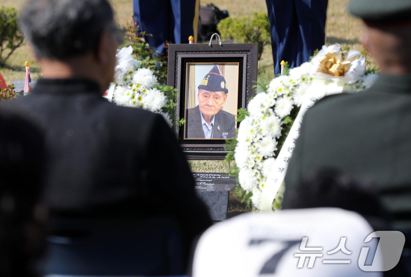 지난해 11월 '턴 투워드 부산' 유엔참전용사 국제추모의 날 기념식에서 6·25전쟁 태국 참전용사인 '롯 아사니판' 씨의 안장식이 거행되고 있다. 2024.11.11/뉴스1 ⓒ News1 윤일지 기자