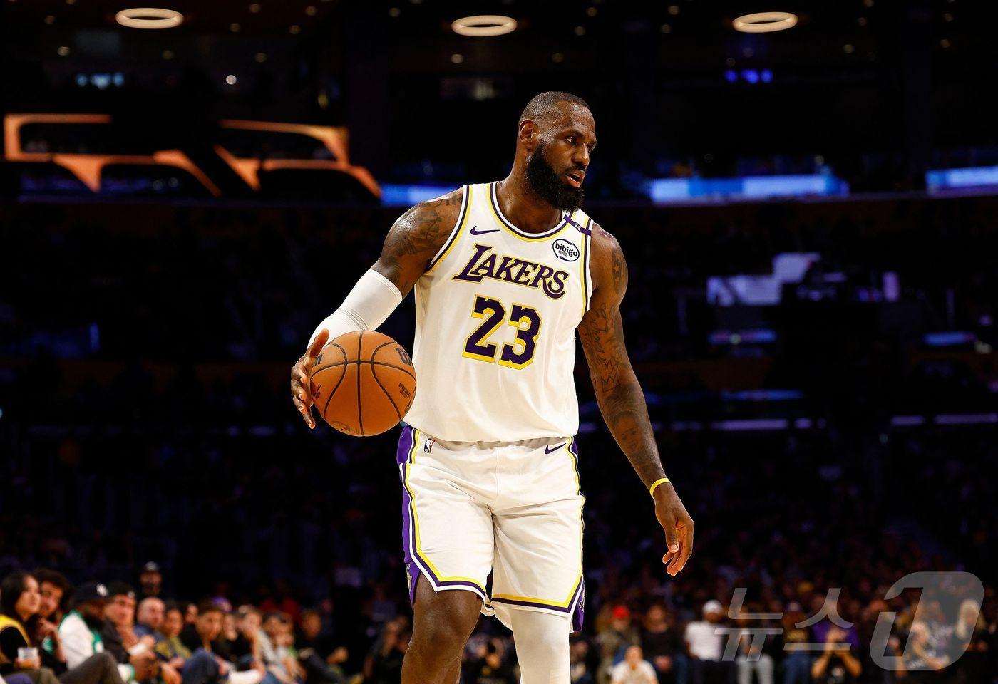 본문 이미지 - LA 레이커스 르브론 제임스가 11일 토론토를 상대로 트리플더블을 기록했다. ⓒ AFP=뉴스1