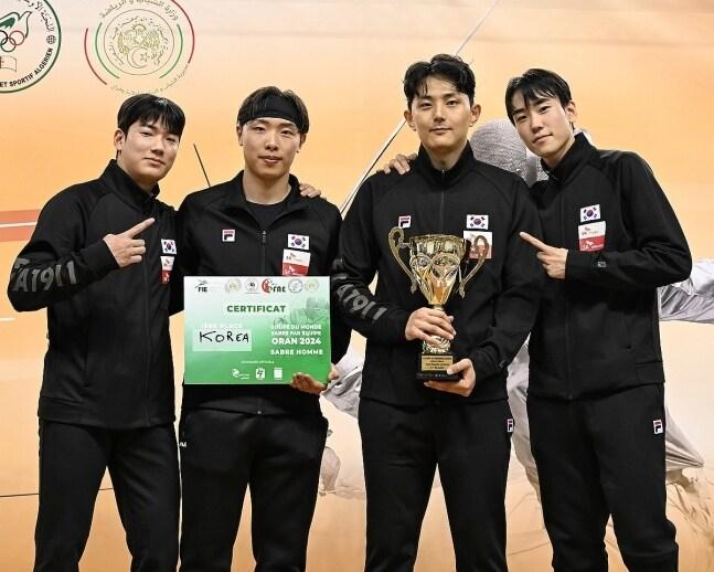 본문 이미지 - 남자 사브르 대표팀이 새 시즌 첫 월드컵에서 단체전 금메달을 차지했다. 왼쪽부터 임재윤, 박상원, 하한솔, 도경동. (대한펜싱협회 제공)