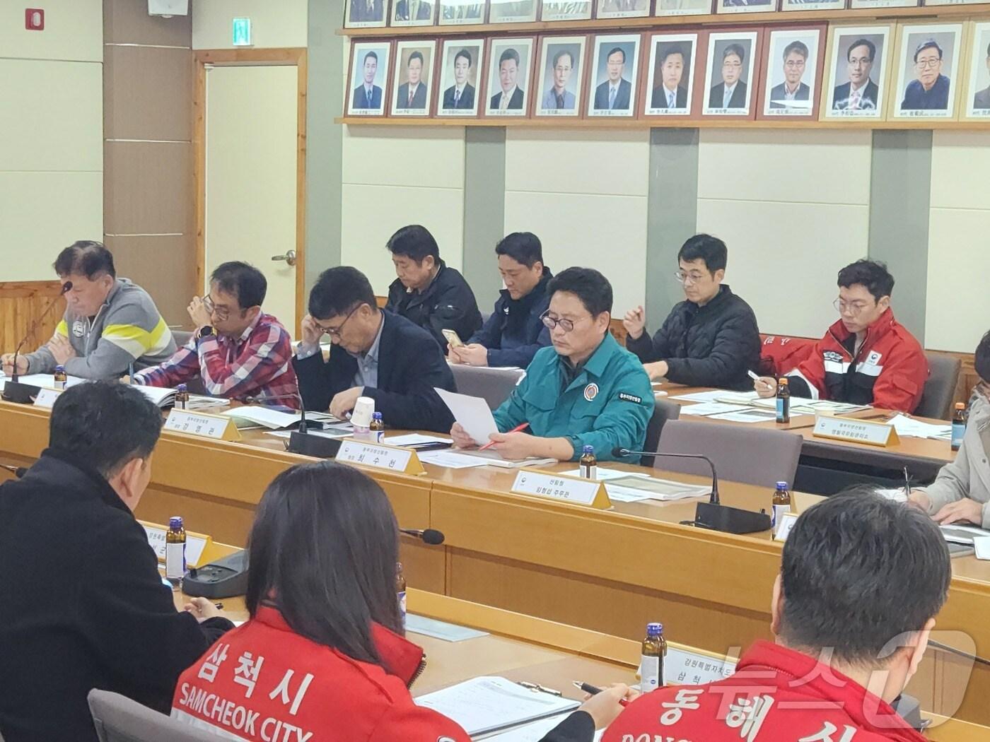 본문 이미지 - 최수천 동부지방산림청장&#40;사진 가운데&#41;이 11일 강릉시 소재 청내에서 열린 소나무재선충병 맞춤형 방제전략 수립 용역 중간보고회에서 회의자료를 살펴보고 있다..&#40;동부산림청 제공&#41; 2024.11.11/뉴스1