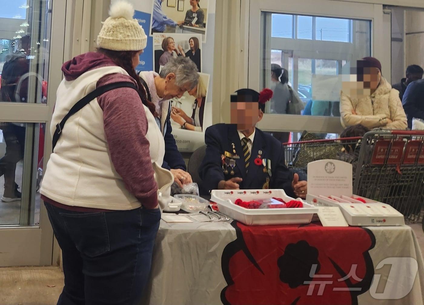 본문 이미지 - 11월 11일, 캐나다 전역에서 리멤버런스 데이를 기념하는 기부 행사가 열리고, 사람들은 기부금을 통해 양귀비 꽃 배지를 구입해 왼쪽 가슴에 달며 1·2차 세계대전 참전 용사들을 추모한다./2024.11.11/ⓒ 뉴스1 김남희 통신원