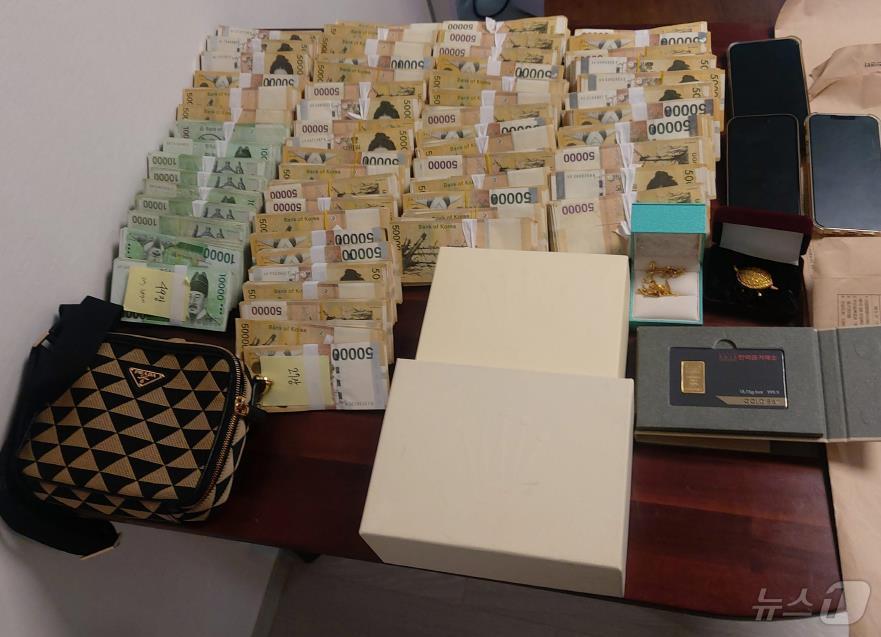 본문 이미지 - 검찰이 압수한 현금 다발(불법대부 수익금)과 대포폰.(청주지검 제천지청 제공)2024.11.11/뉴스1