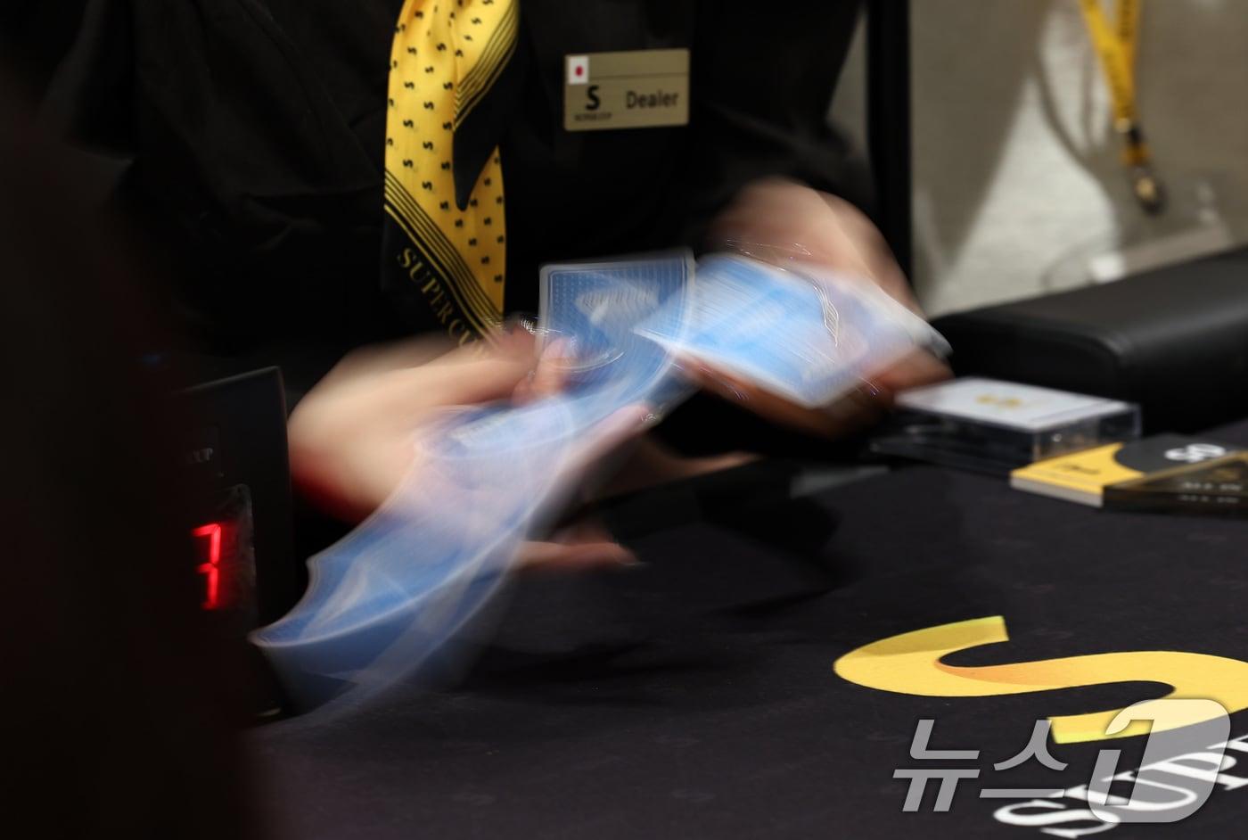 본문 이미지 - 서울 강남구 코엑스 더플라츠에서 열린 마인드스포츠쇼 '슈퍼컵'에서 포커 종목 딜러가 카드를 섞고 있다. (사진은 기사 내용과 무관함) 2024.11.11/뉴스1 ⓒ News1 구윤성 기자