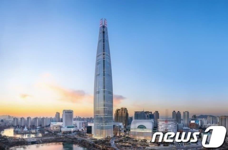 본문 이미지 - 롯데월드타워 전경.(롯데물산 제공).