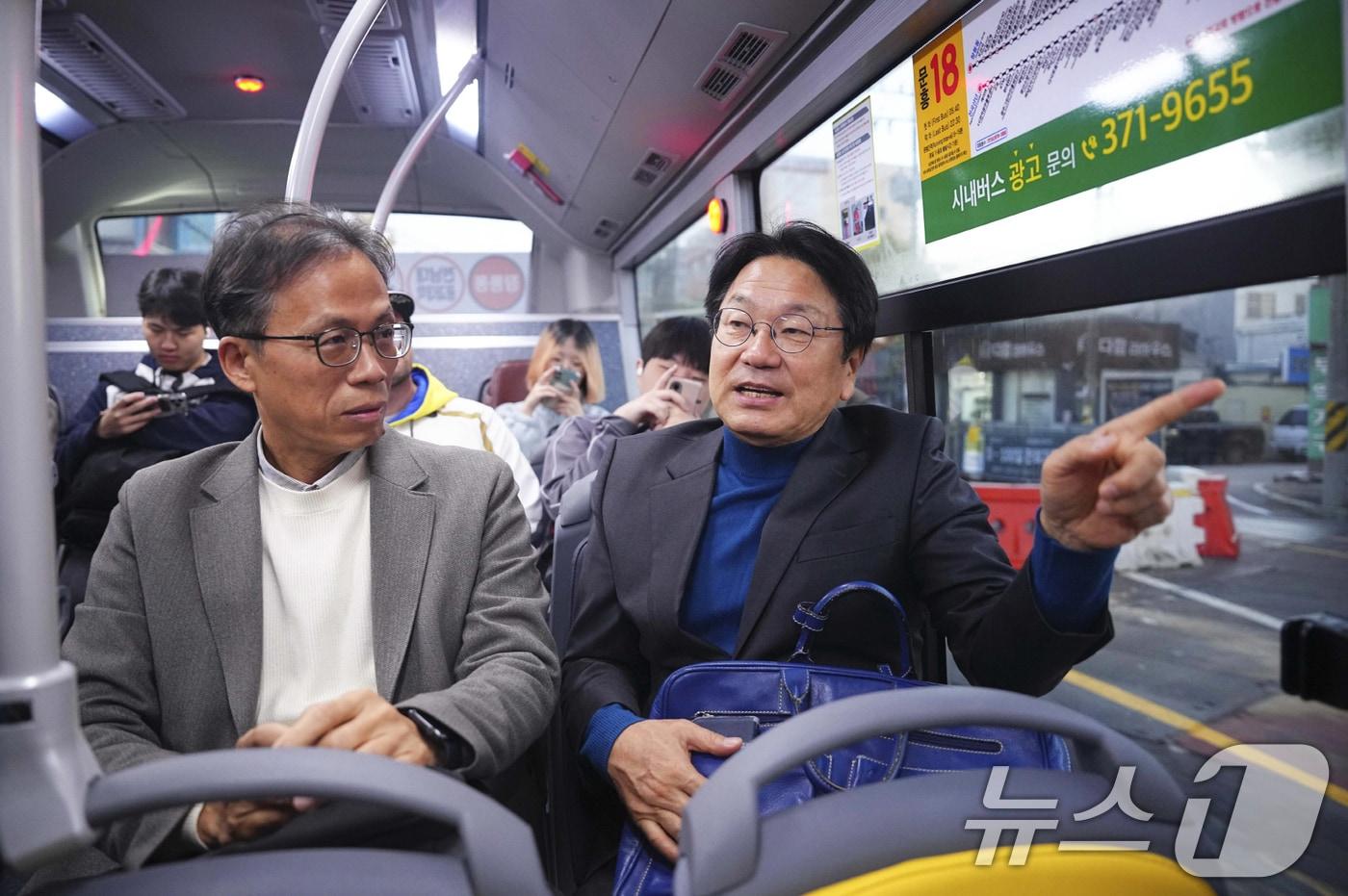 강기정 광주시장이 '대·자·보(대중교통‧자전거‧보행 중심) 도시 광주' 실현을 위해 11일 오전 북구 문흥동 자택에서 시청까지 버스를 타고 출근하며 시민과 대화를 하고 있다.(광주시 제공)2024.11.11/뉴스1 