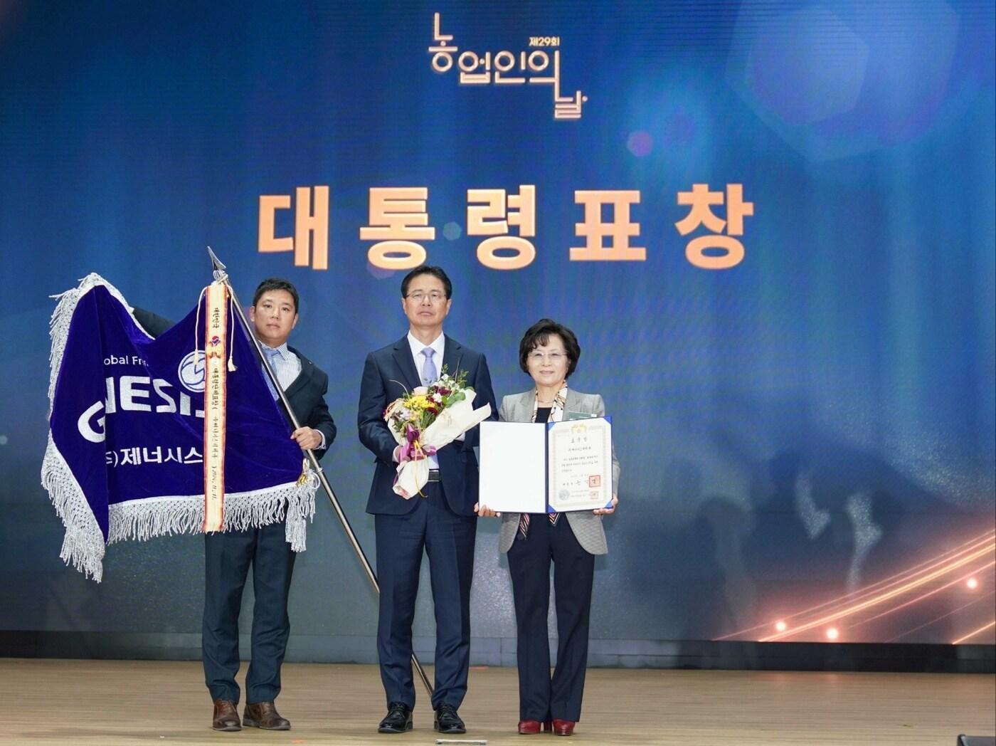 본문 이미지 - 윤경주 제너시스BBQ 그룹 부회장(왼쪽 세번째)이 농업인의 날 BBQ를 대표해 대통령 표창을 수상한 이후 기념촬영을 하고 있다.(BBQ 제공).